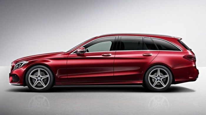 Έχουν τοποθετηθεί διαφορετικά πλευρικά μαρσπιέ, ενώ στον πίσω προφυλακτήρα υπάρχει διαχύτης.